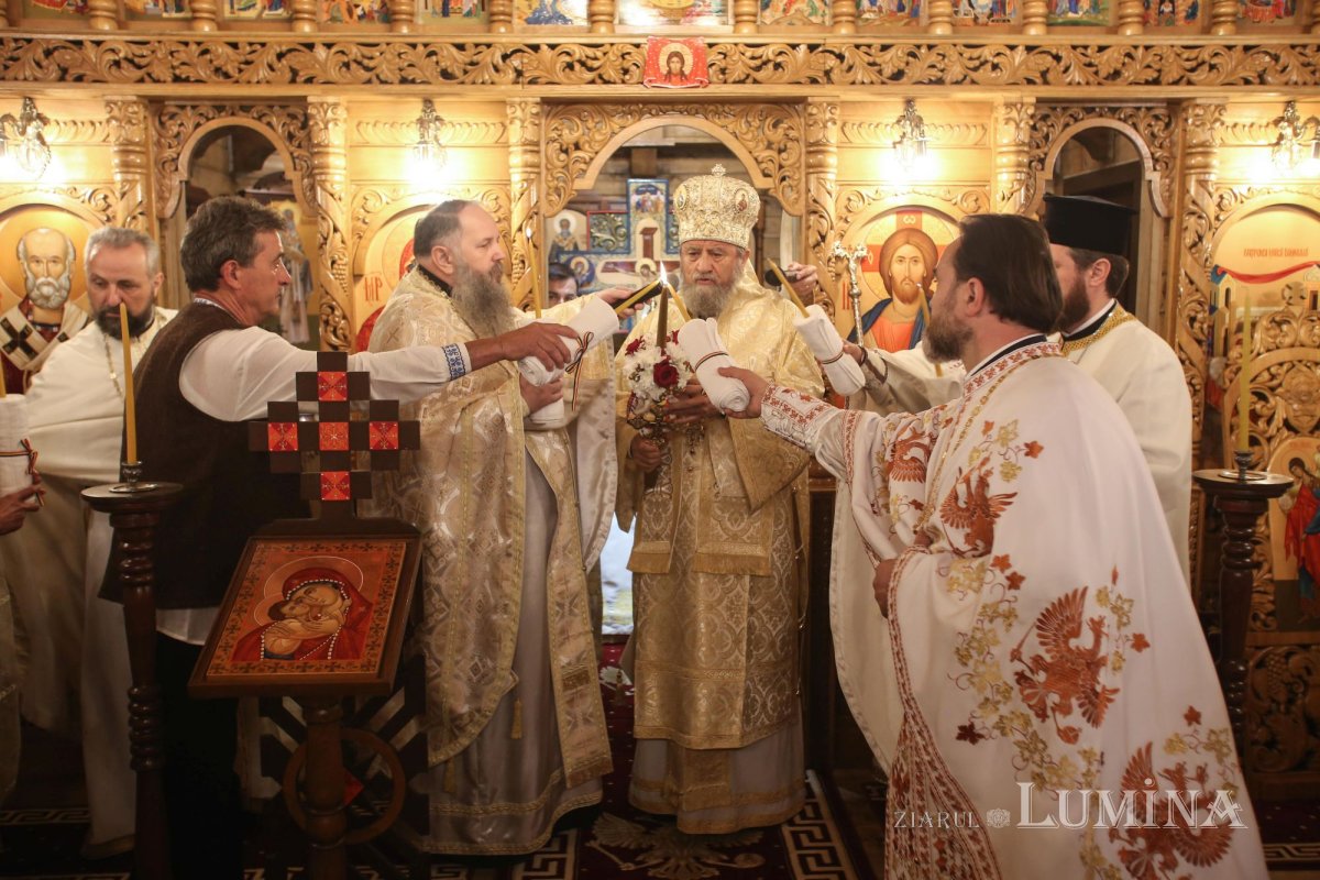 Veșmânt de har pentru Biserica „Naşterea Maicii Domnului” din Cristian 172413