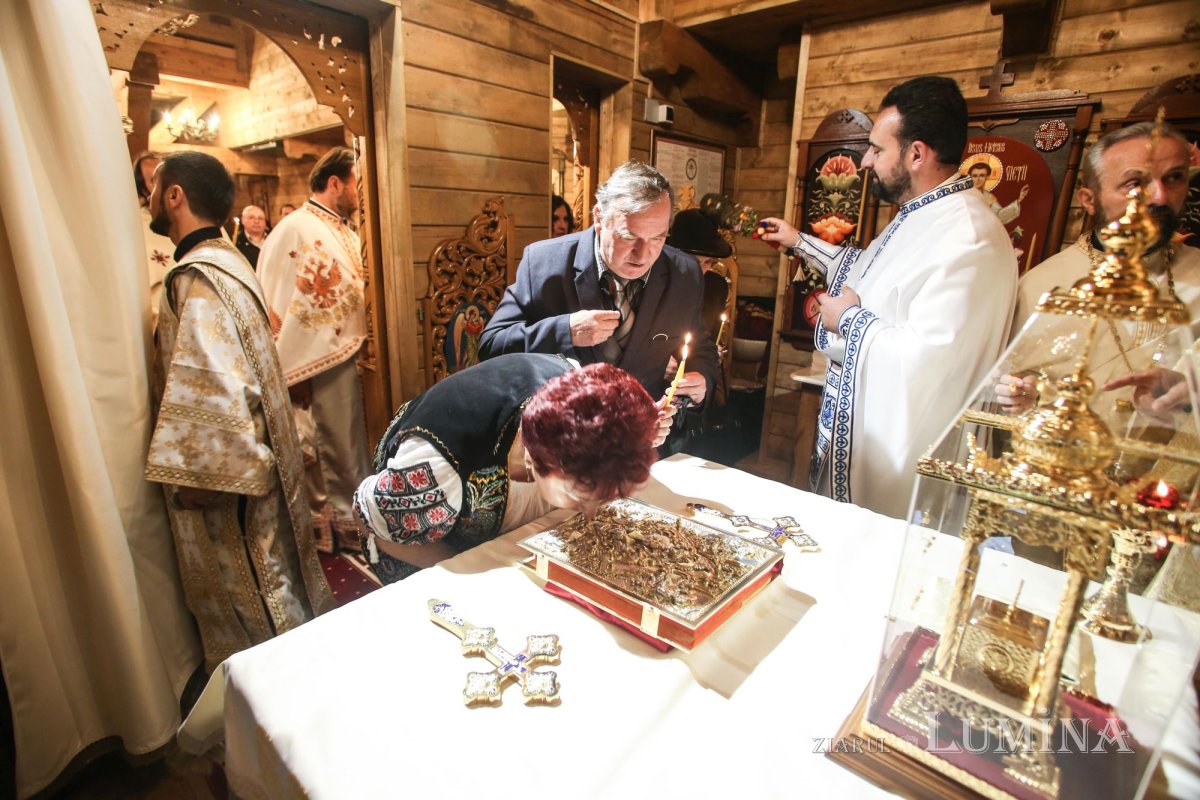 Veșmânt de har pentru Biserica „Naşterea Maicii Domnului” din Cristian 172414