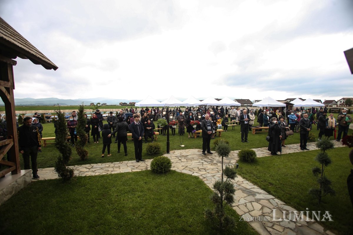 Veșmânt de har pentru Biserica „Naşterea Maicii Domnului” din Cristian 172415