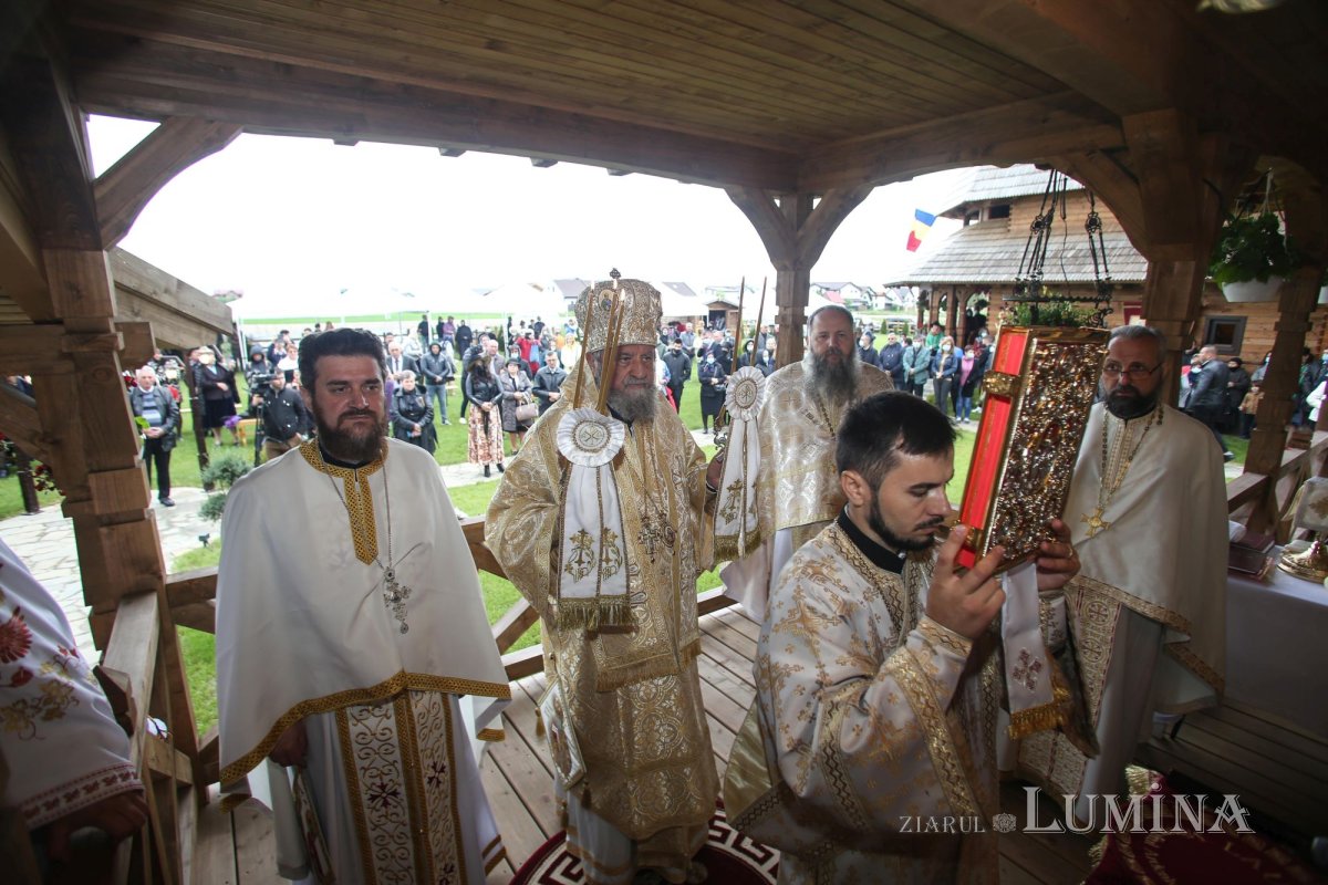 Veșmânt de har pentru Biserica „Naşterea Maicii Domnului” din Cristian 172416