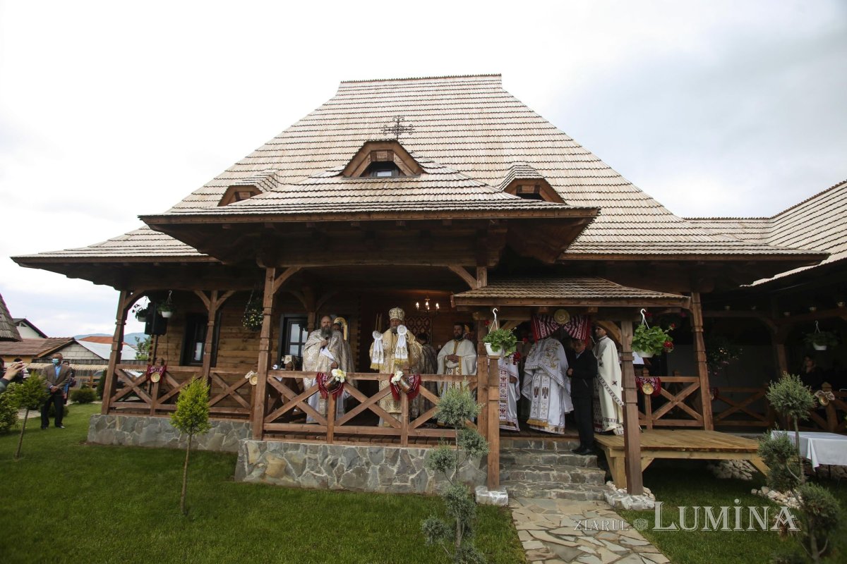 Veșmânt de har pentru Biserica „Naşterea Maicii Domnului” din Cristian 172417