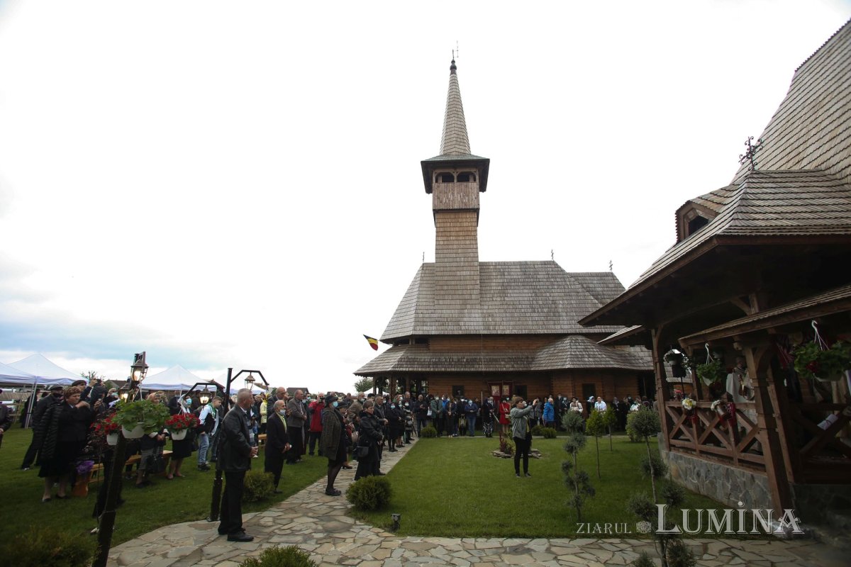 Veșmânt de har pentru Biserica „Naşterea Maicii Domnului” din Cristian 172418