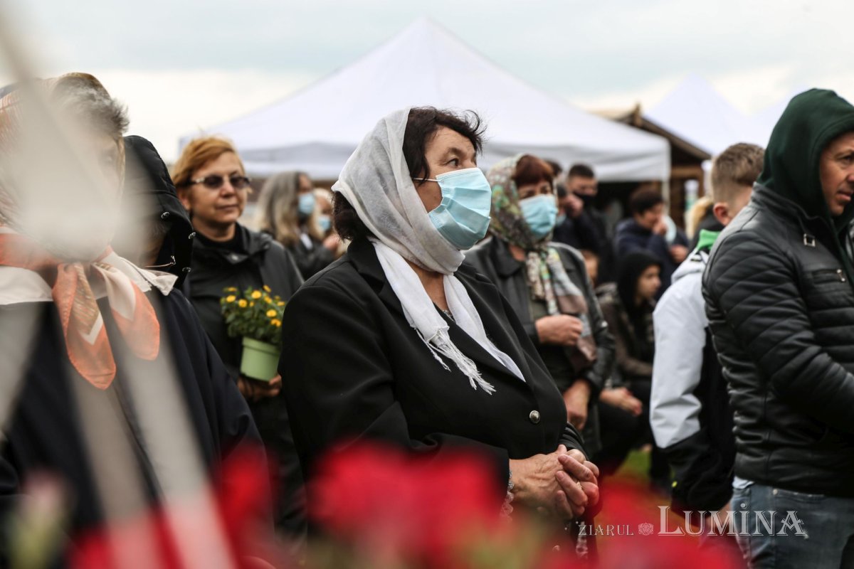 Veșmânt de har pentru Biserica „Naşterea Maicii Domnului” din Cristian 172419