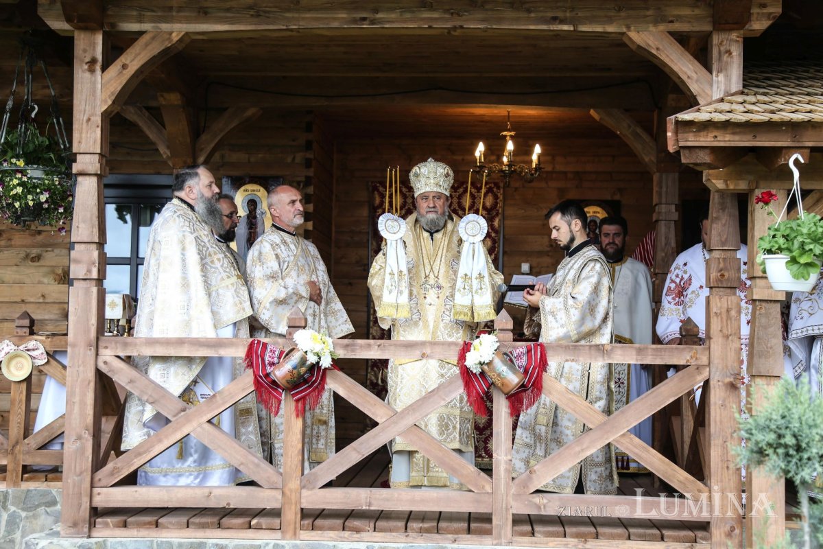 Veșmânt de har pentru Biserica „Naşterea Maicii Domnului” din Cristian 172420