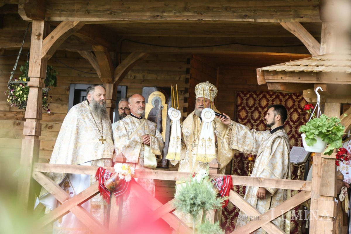 Veșmânt de har pentru Biserica „Naşterea Maicii Domnului” din Cristian 172421