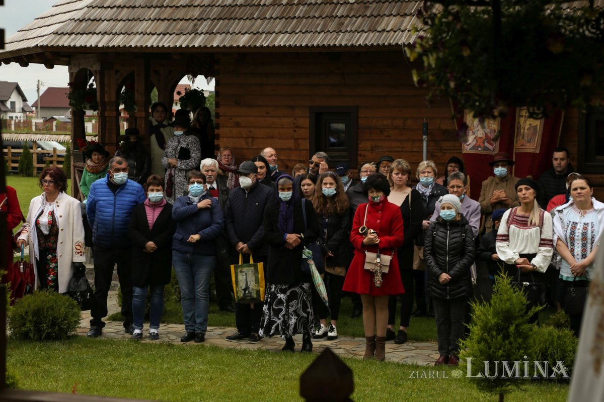 Veșmânt de har pentru Biserica „Naşterea Maicii Domnului” din Cristian 172423