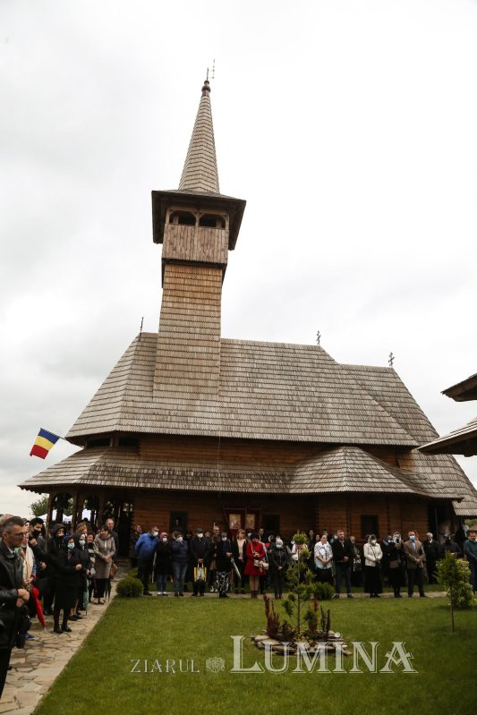 Veșmânt de har pentru Biserica „Naşterea Maicii Domnului” din Cristian 172424