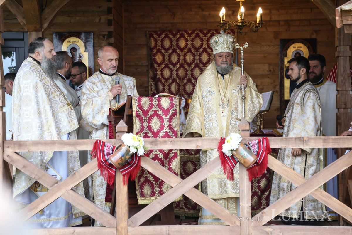 Veșmânt de har pentru Biserica „Naşterea Maicii Domnului” din Cristian 172425