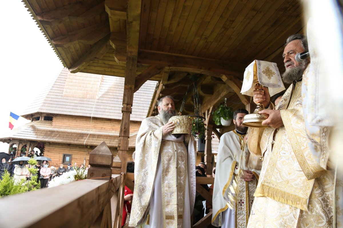 Veșmânt de har pentru Biserica „Naşterea Maicii Domnului” din Cristian 172426