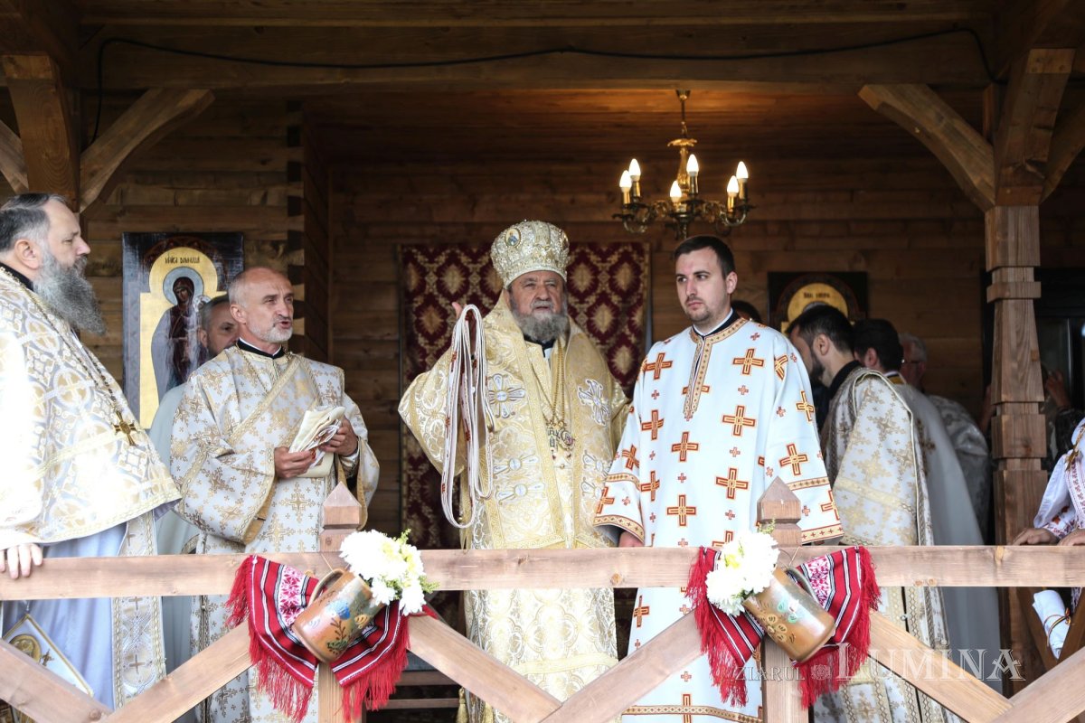 Veșmânt de har pentru Biserica „Naşterea Maicii Domnului” din Cristian 172427