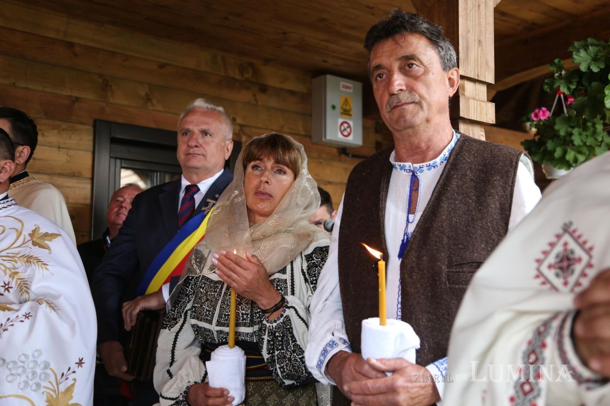 Veșmânt de har pentru Biserica „Naşterea Maicii Domnului” din Cristian 172428