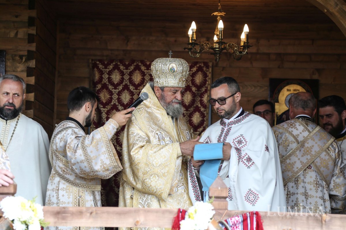 Veșmânt de har pentru Biserica „Naşterea Maicii Domnului” din Cristian 172429