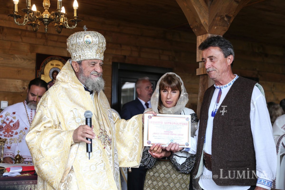 Veșmânt de har pentru Biserica „Naşterea Maicii Domnului” din Cristian 172430