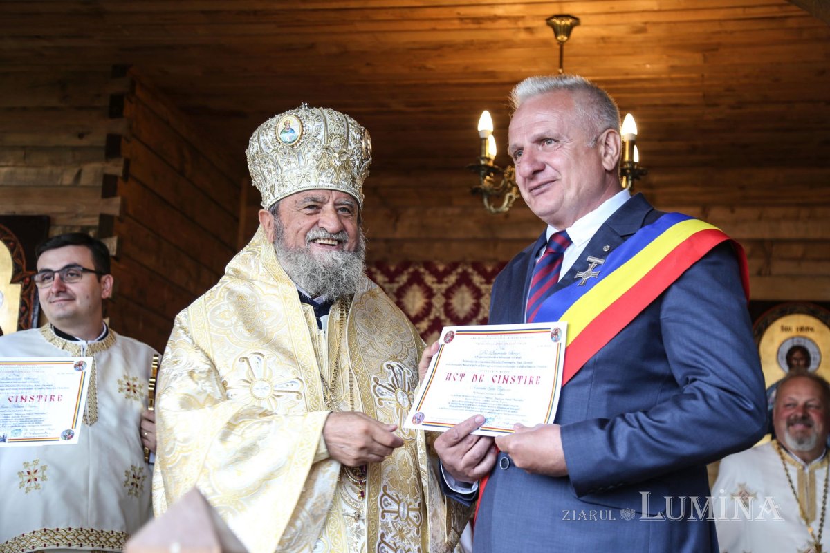 Veșmânt de har pentru Biserica „Naşterea Maicii Domnului” din Cristian 172431