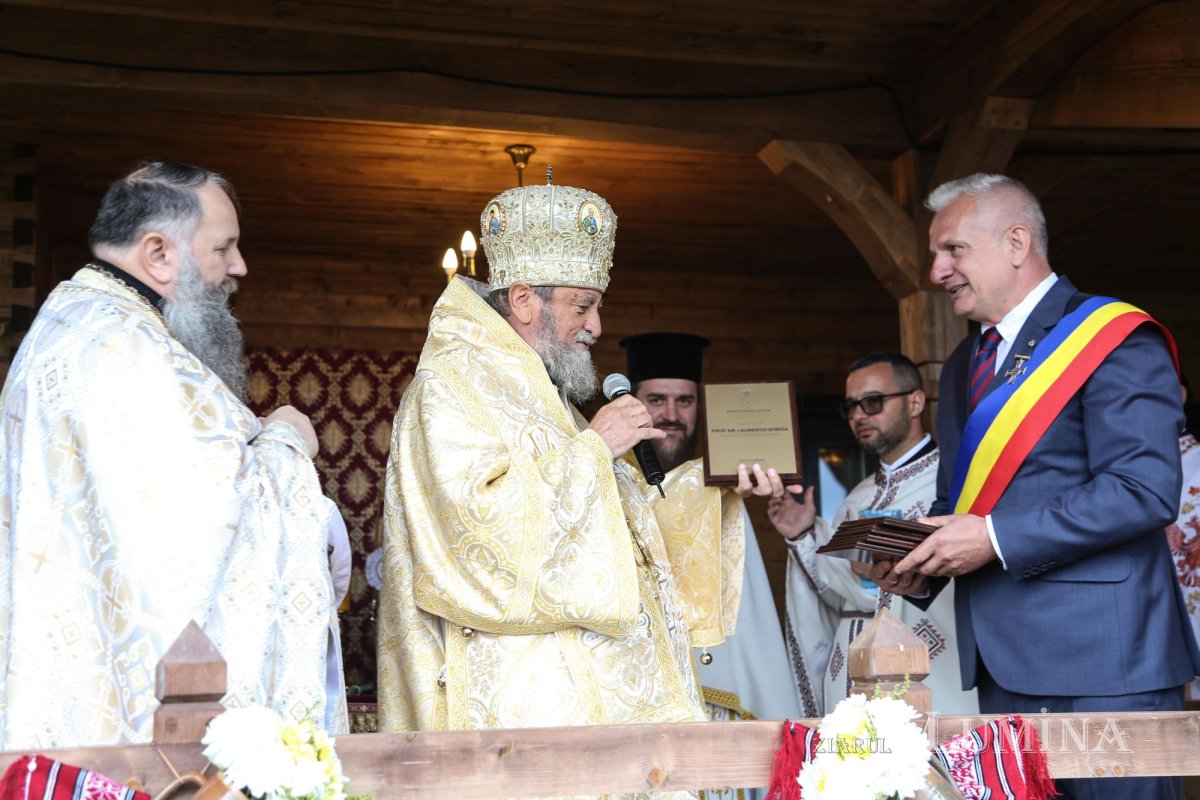 Veșmânt de har pentru Biserica „Naşterea Maicii Domnului” din Cristian 172432