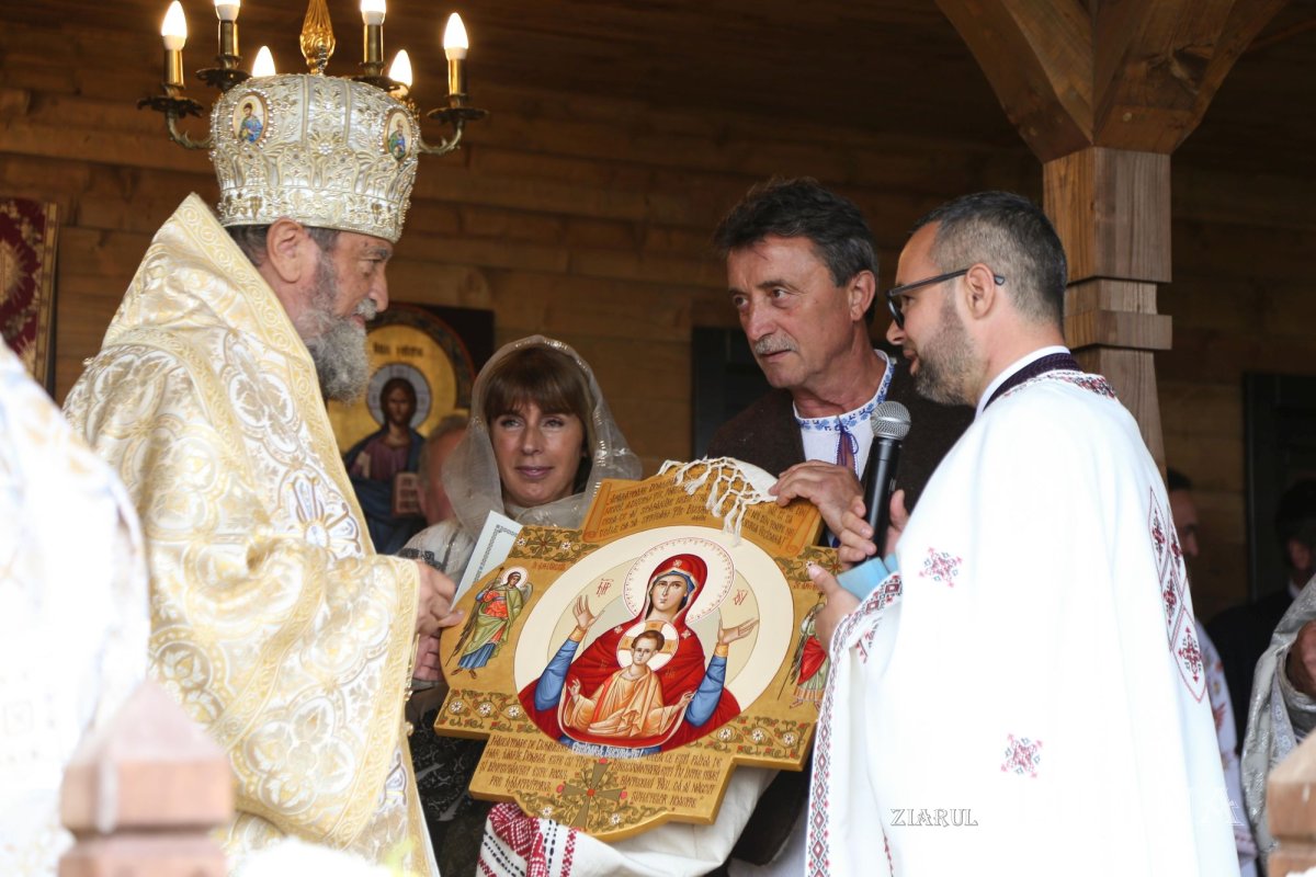 Veșmânt de har pentru Biserica „Naşterea Maicii Domnului” din Cristian 172433