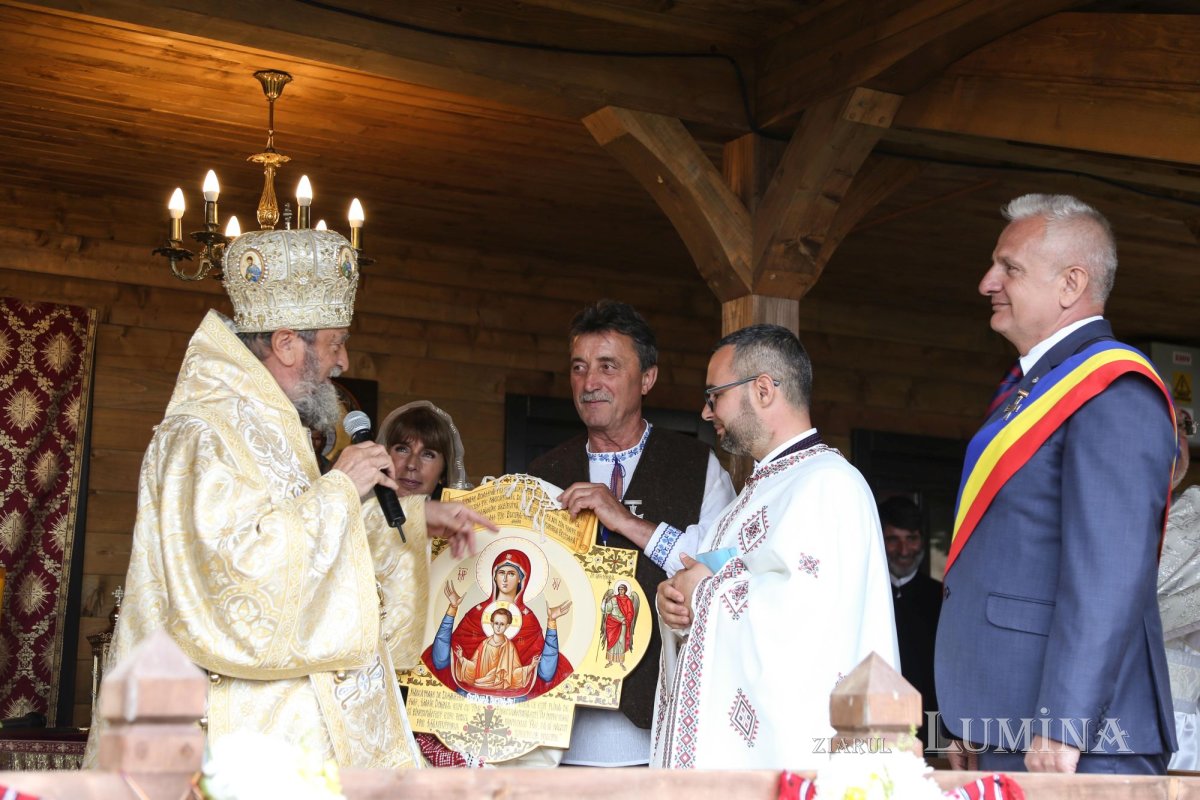 Veșmânt de har pentru Biserica „Naşterea Maicii Domnului” din Cristian 172434