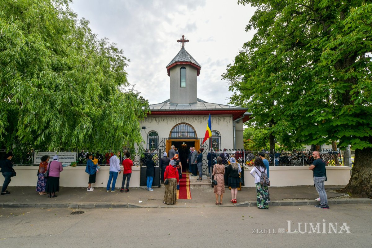 A fost sfințită noua catapeteasmă a bisericii Parohiei Belu-Pieptănari din Capitală 172967