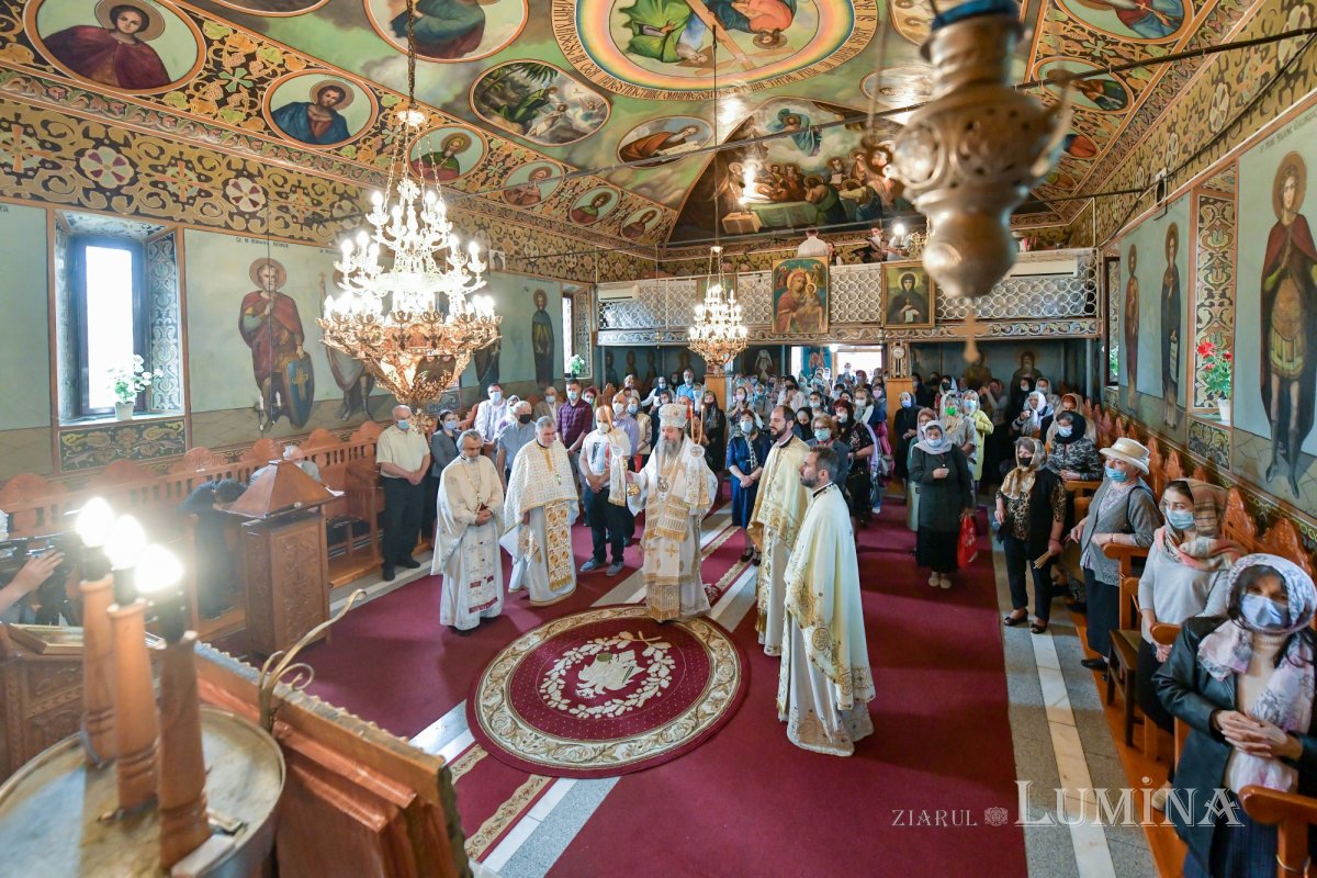 A fost sfințită noua catapeteasmă a bisericii Parohiei Belu-Pieptănari din Capitală 172983