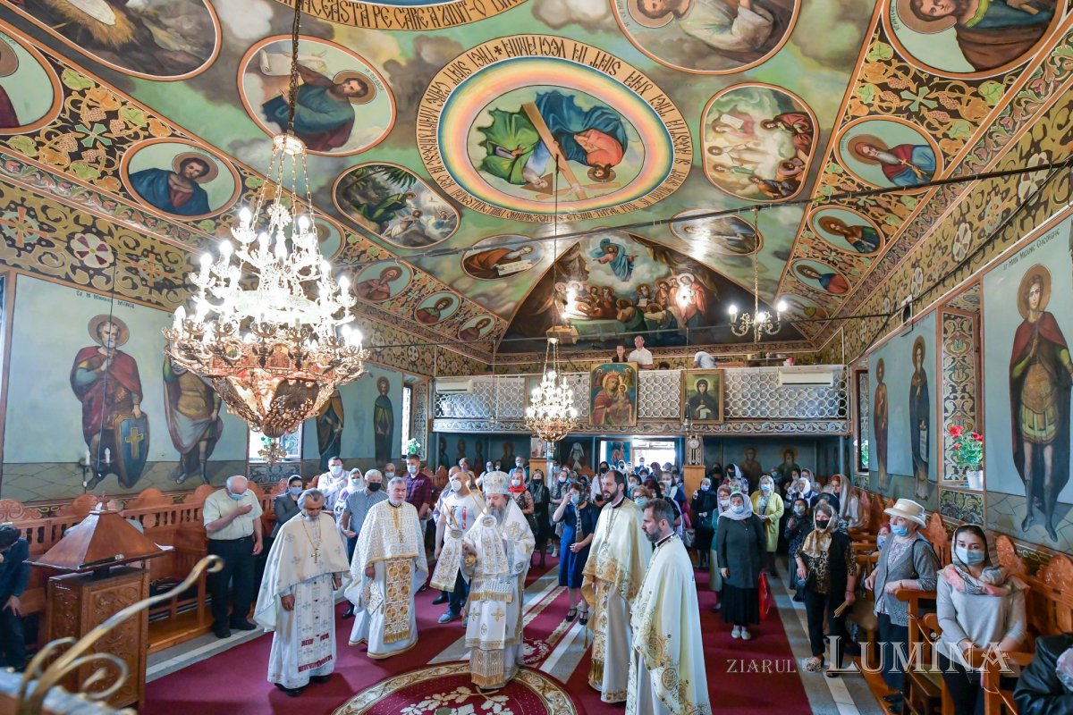 A fost sfințită noua catapeteasmă a bisericii Parohiei Belu-Pieptănari din Capitală 172984