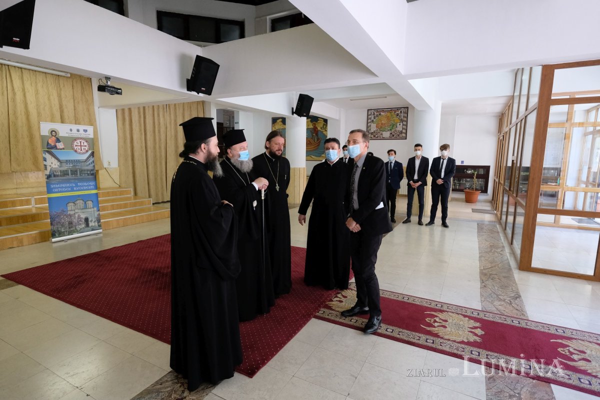 Preşedintele Academiei Române a vizitat Mănăstirea Radu Vodă și seminarul  din vecinătate 173193