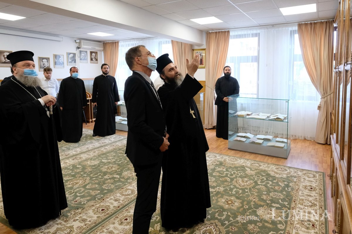 Preşedintele Academiei Române a vizitat Mănăstirea Radu Vodă și seminarul  din vecinătate 173198