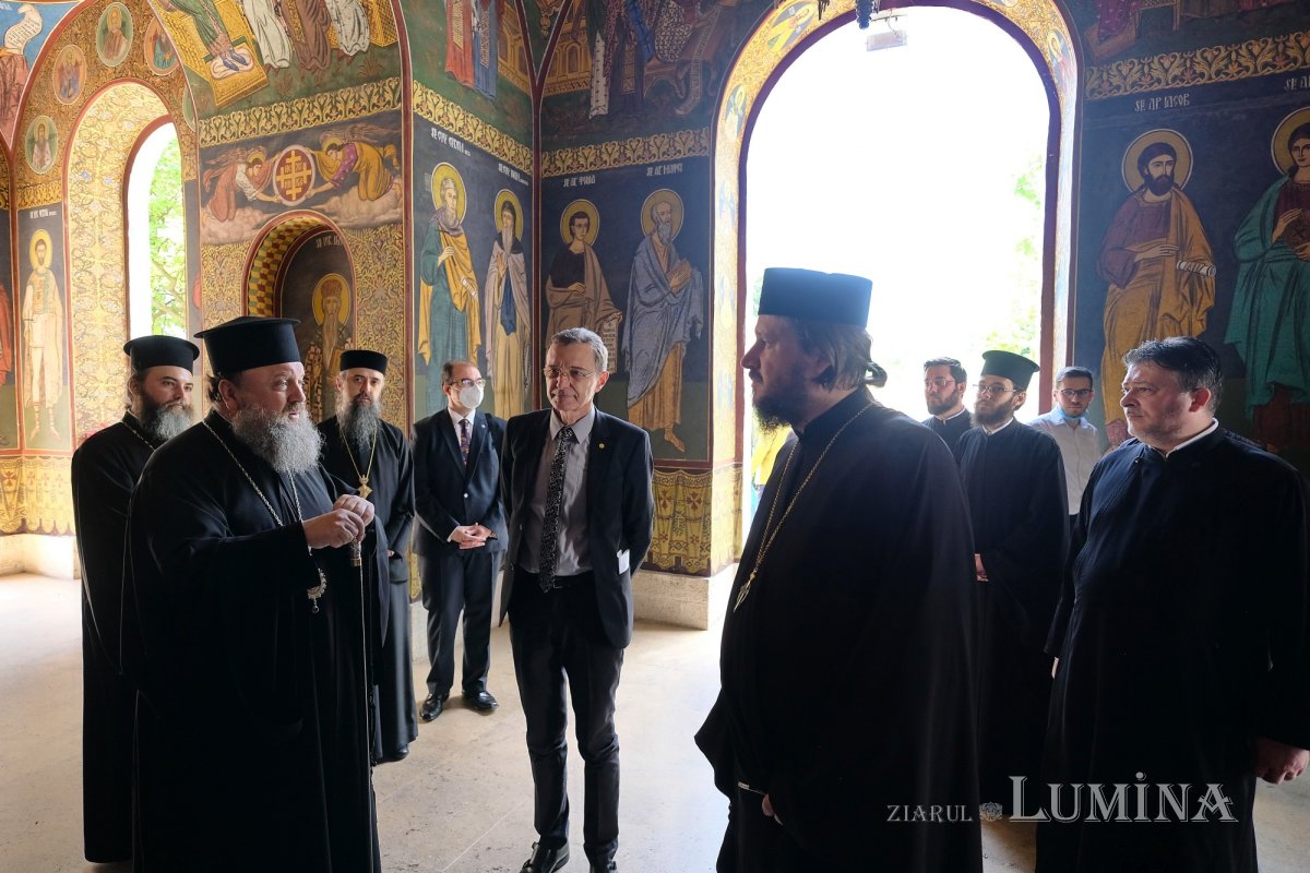 Preşedintele Academiei Române a vizitat Mănăstirea Radu Vodă și seminarul  din vecinătate 173221