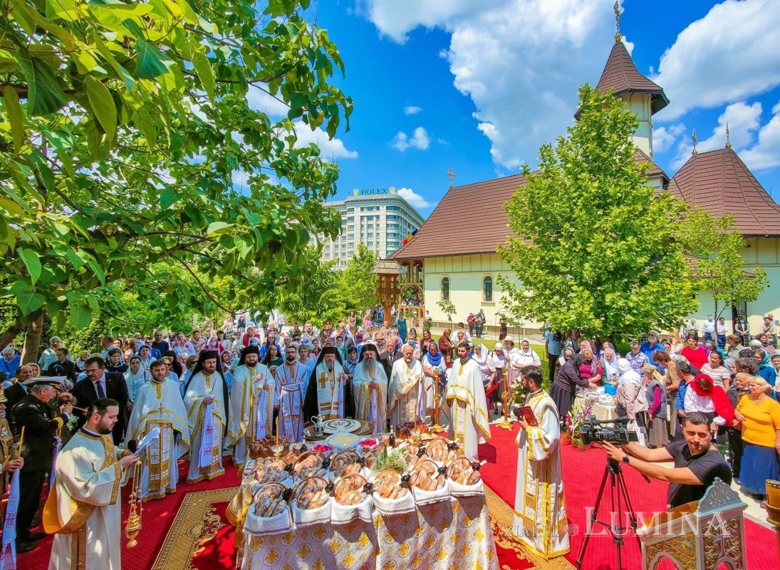 Sărbătorirea hramului principal al Catedralei Naționale la paraclisul din vecinătate 173476