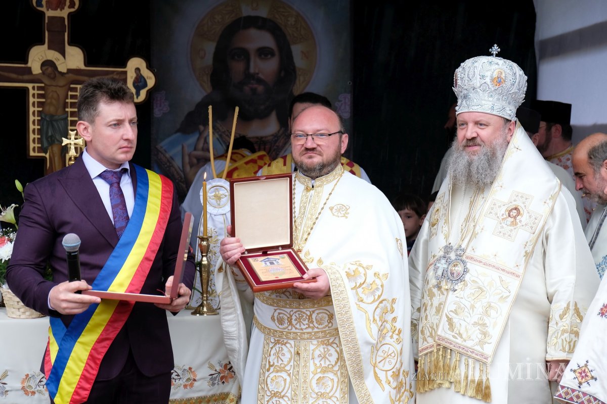 Biserica din comuna prahoveană Tătaru a fost sfinţită 173824