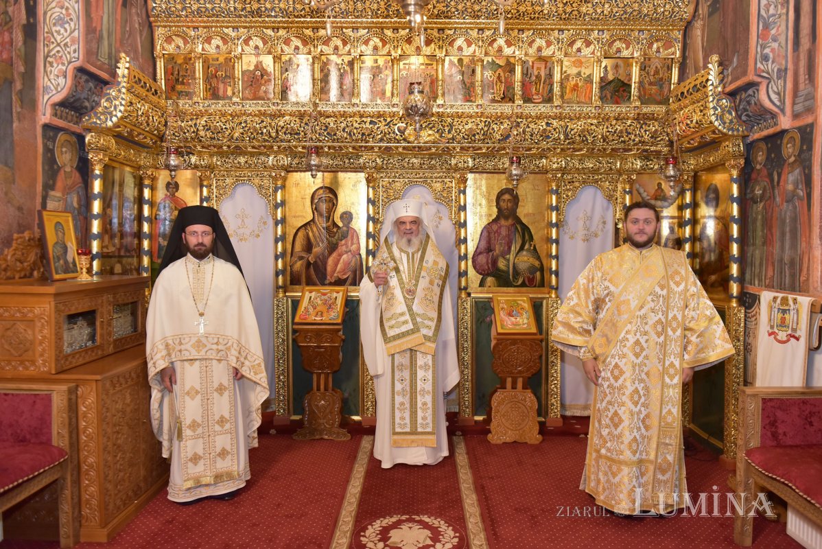 „Toată viaţa creştină este o laudă  adusă Preasfintei Treimi” 174575