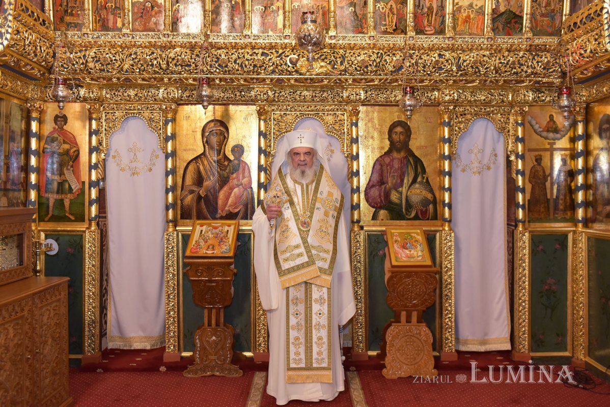 „Toată viaţa creştină este o laudă  adusă Preasfintei Treimi” 174579