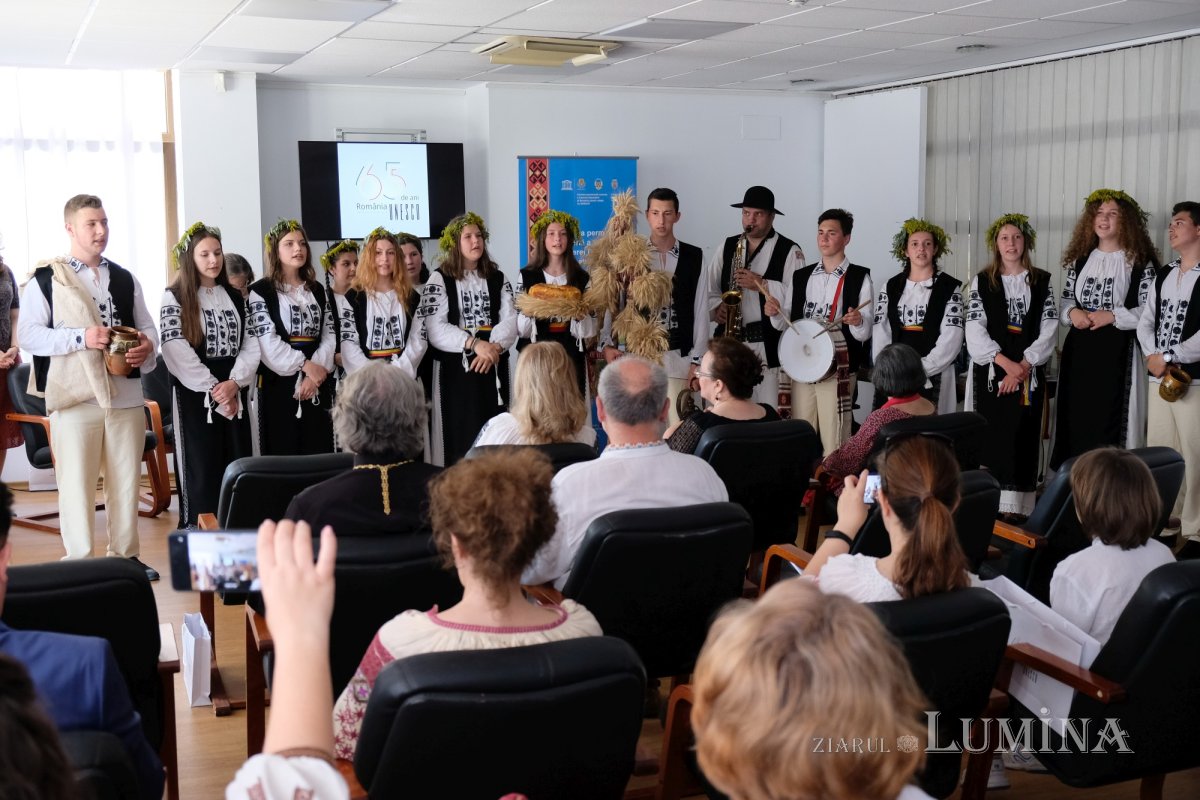 Masă rotundă pentru promovarea artei cămăşii cu altiță 175022