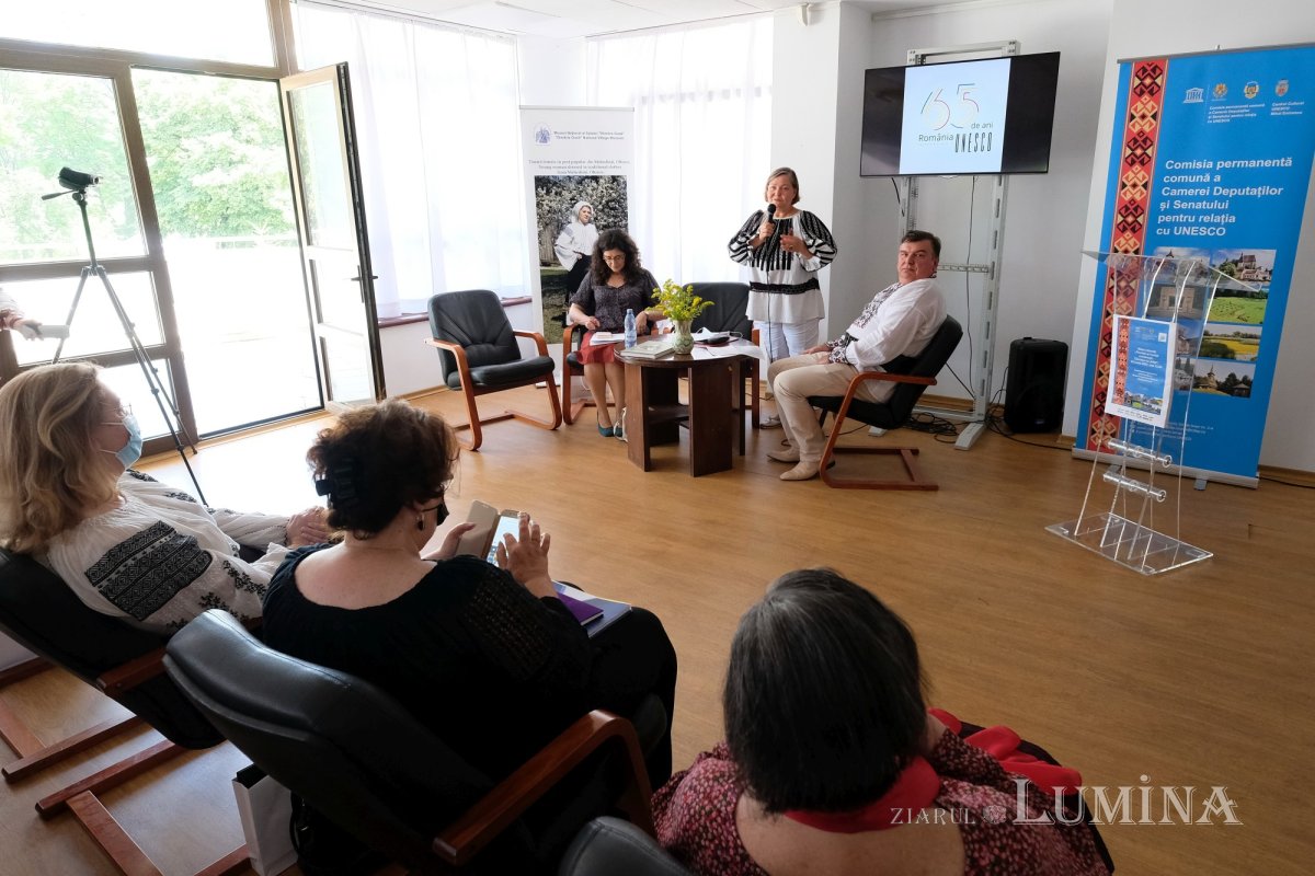 Masă rotundă pentru promovarea artei cămăşii cu altiță 175026