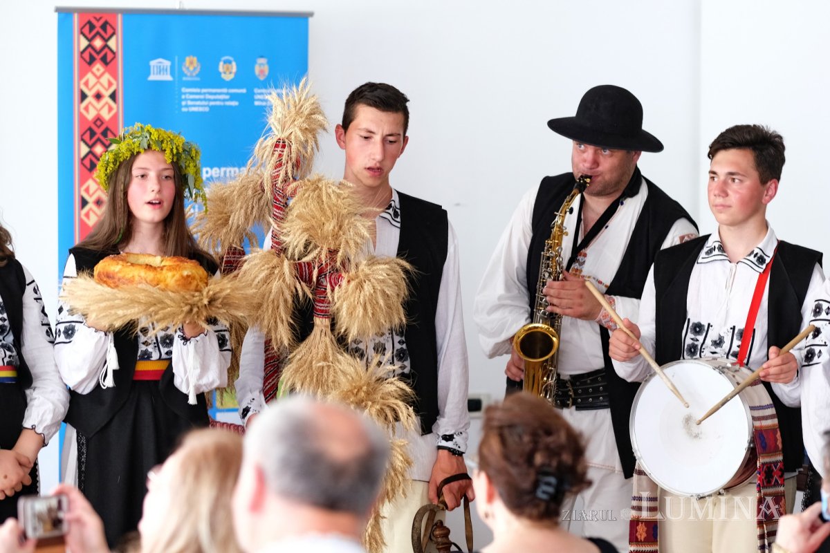 Masă rotundă pentru promovarea artei cămăşii cu altiță 175030