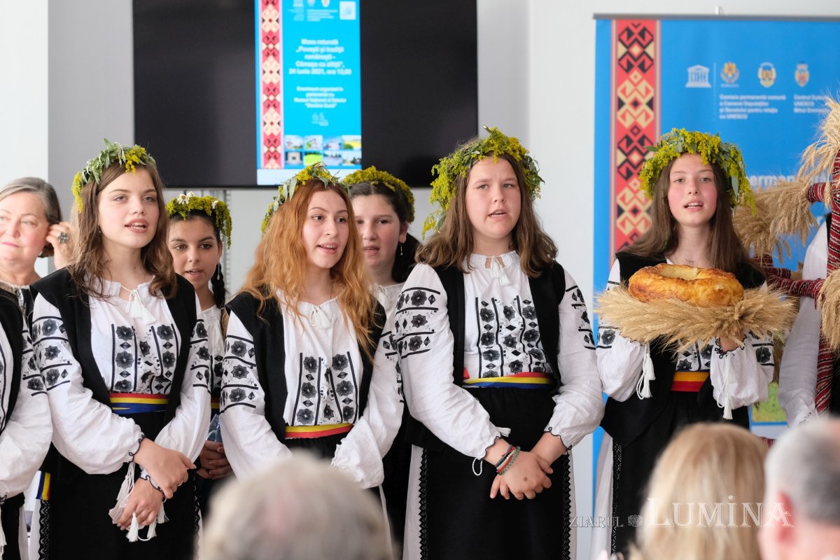 Masă rotundă pentru promovarea artei cămăşii cu altiță 175031