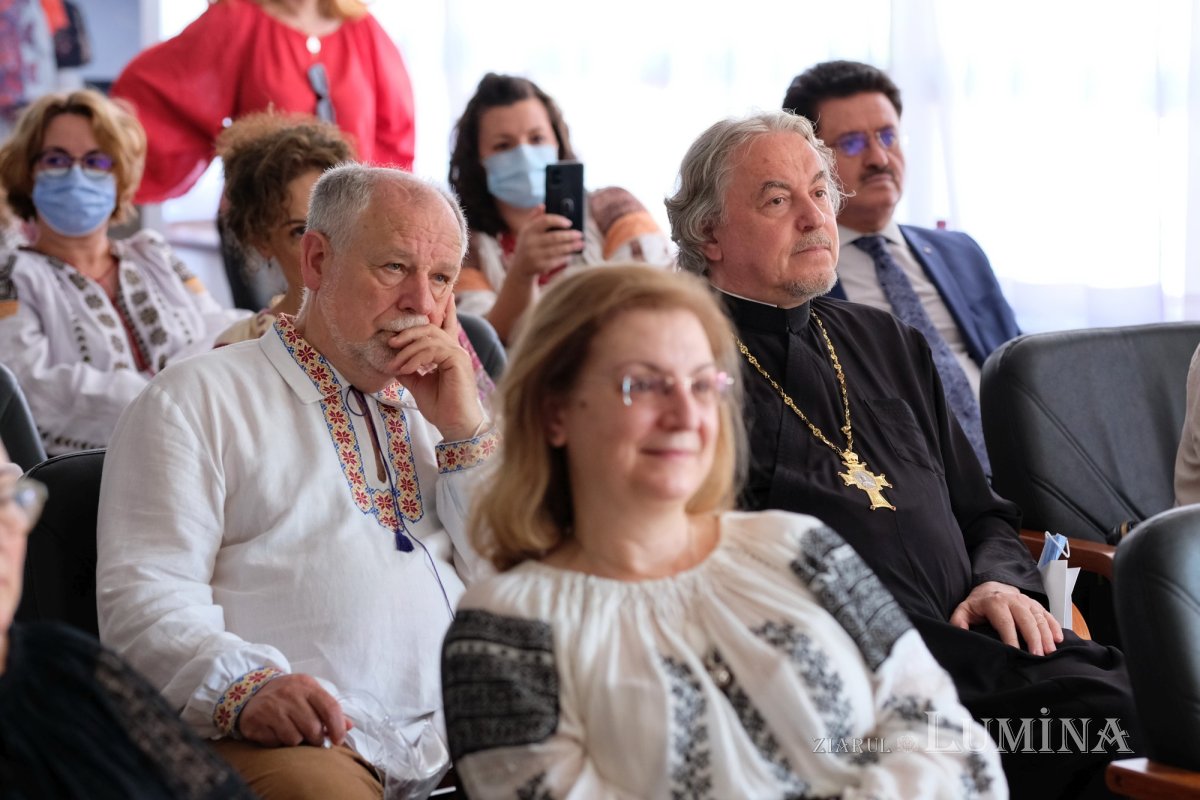 Masă rotundă pentru promovarea artei cămăşii cu altiță 175034