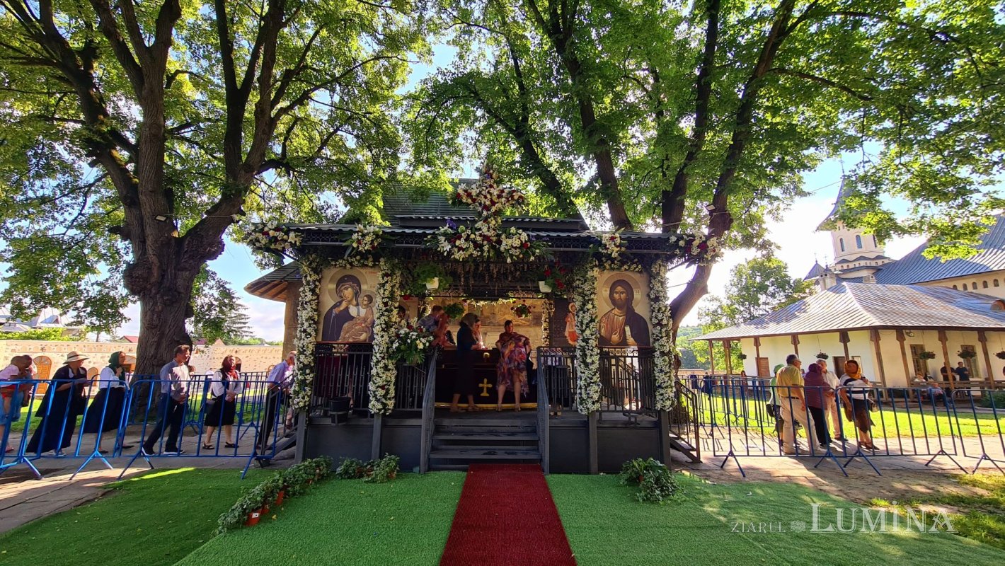 Taina Sfântului Maslu de obște la hramul Catedralei Arhiepiscopale din Suceava 175280