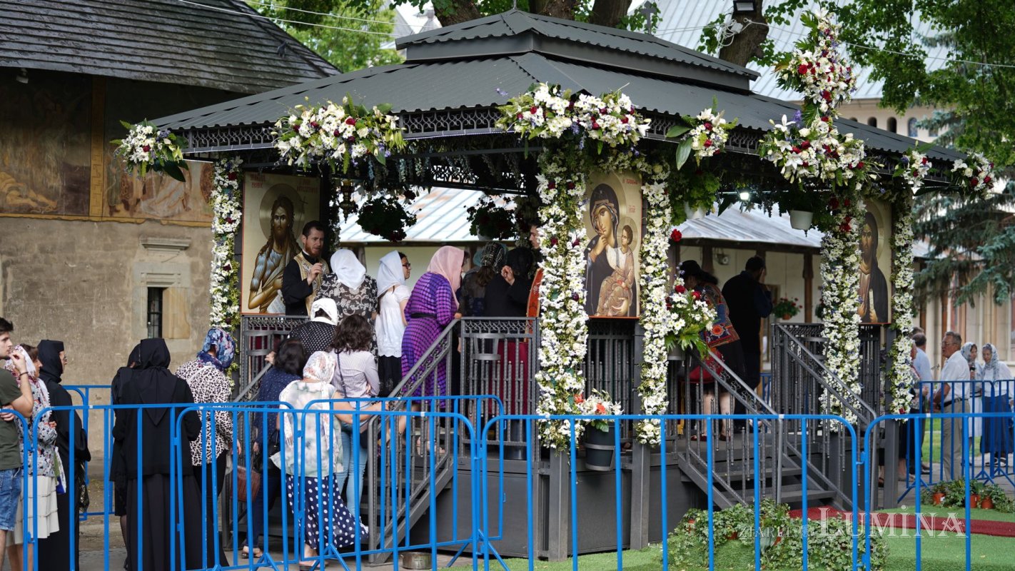 Taina Sfântului Maslu de obște la hramul Catedralei Arhiepiscopale din Suceava 175286