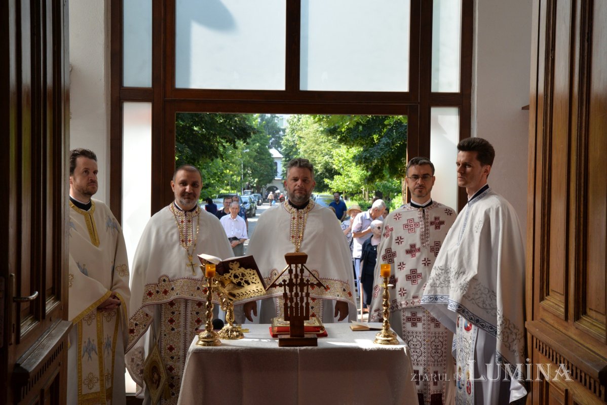 Capela cimitirului „Izvorul Nou” din Bucureşti şi-a cinstit ocrotitorii 176435