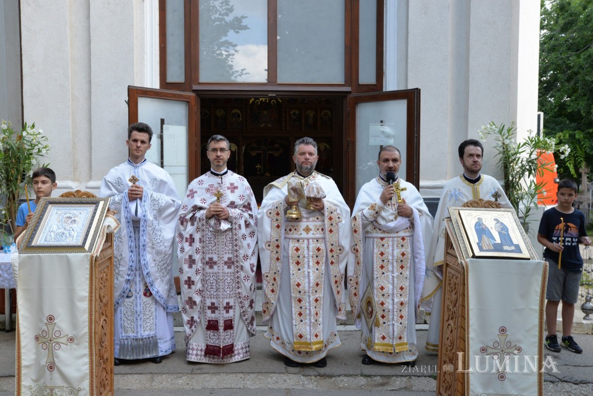 Capela cimitirului „Izvorul Nou” din Bucureşti şi-a cinstit ocrotitorii 176437