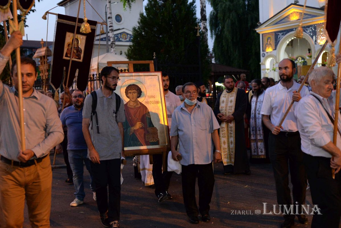 Procesiune de hram la Biserica „Sfântul Pantelimon”-Foişorul de Foc din București 178355