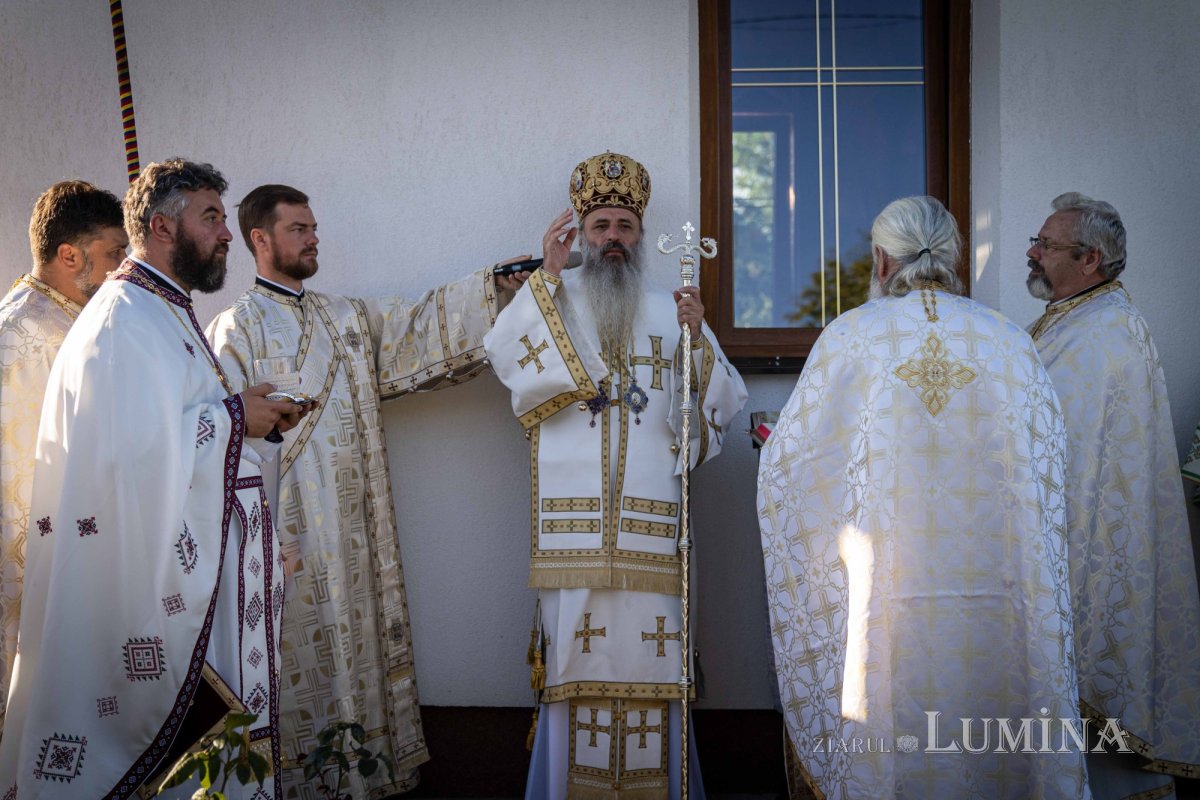 Doi ierarhi au sfințit biserica din cimitirul Parohiei Dealu Mare, Botoșani 179731
