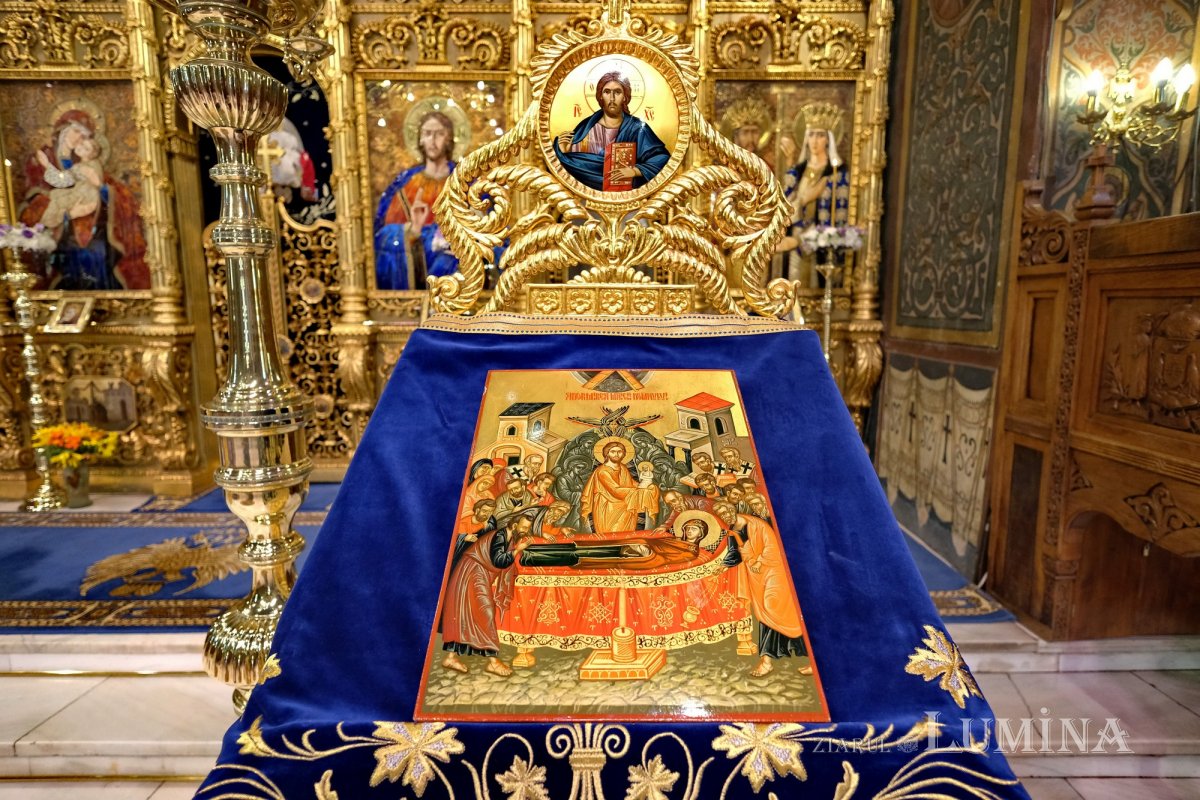 Programul slujbelor de Adormirea Maicii Domnului pe Colina Patriarhiei 180099