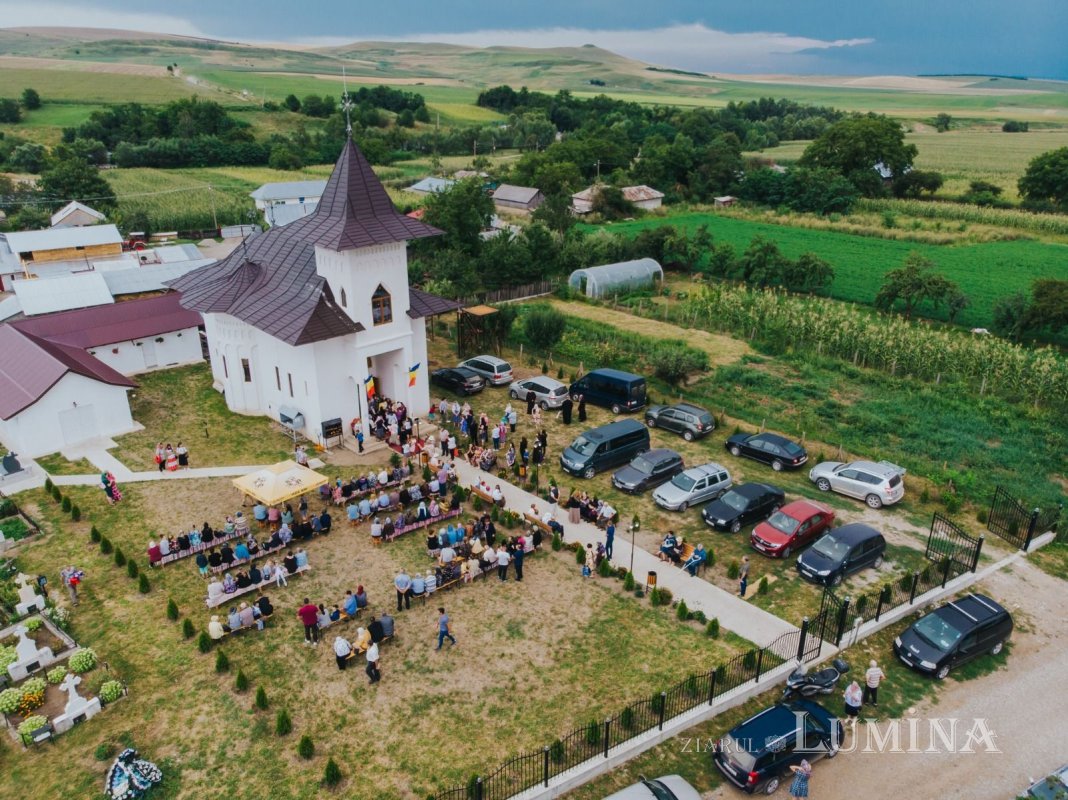 Icoana Maicii Domnului „Grabnic Ascultătoarea”, în mijlocul credincioșilor Parohiei Bălușești 180148