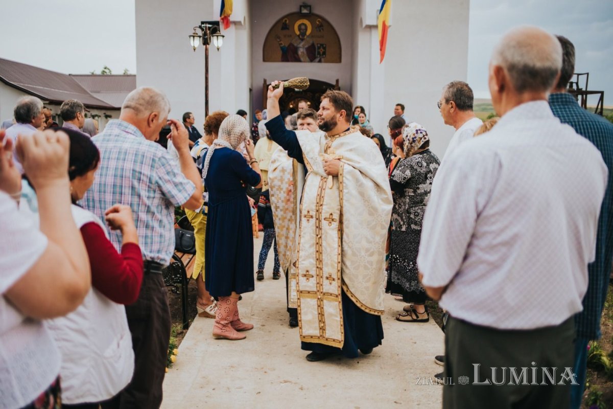 Icoana Maicii Domnului „Grabnic Ascultătoarea”, în mijlocul credincioșilor Parohiei Bălușești 180149