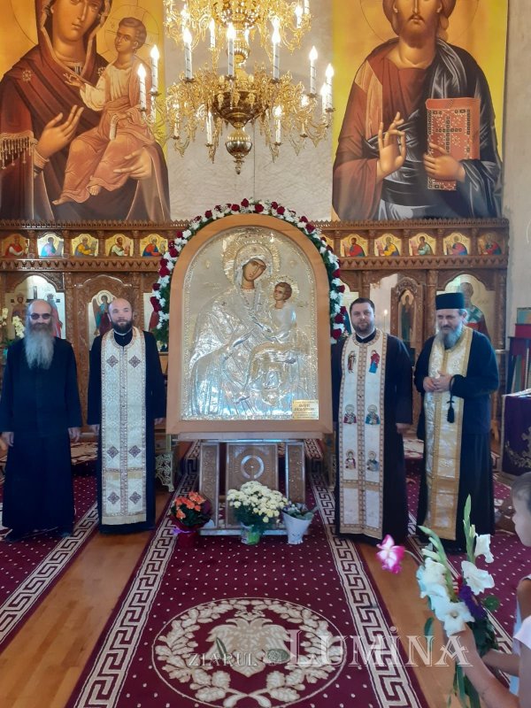 Icoana Maicii Domnului „Grabnic Ascultătoarea”, în mijlocul credincioșilor Parohiei Bălușești 180150