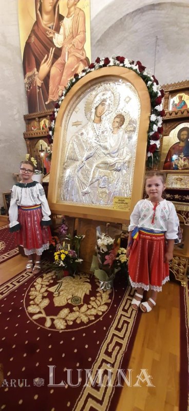 Icoana Maicii Domnului „Grabnic Ascultătoarea”, în mijlocul credincioșilor Parohiei Bălușești 180151