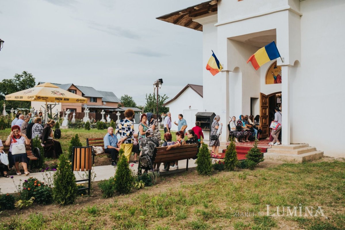 Icoana Maicii Domnului „Grabnic Ascultătoarea”, în mijlocul credincioșilor Parohiei Bălușești 180152