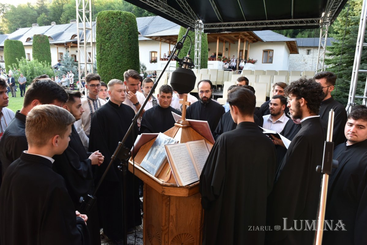 Comuniune și rugăciune la începutul „Serbării de la Putna - 150” 180422