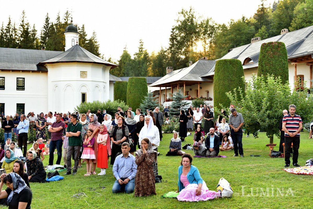 Comuniune și rugăciune la începutul „Serbării de la Putna - 150” 180428